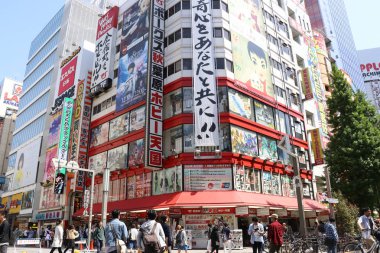 Tokyo, Japonya - 30 Nisan 2017: Akihabara ilçe elektrik denilen ve anime ve oyuncak Japonya kültür bulunan Tokyo. 