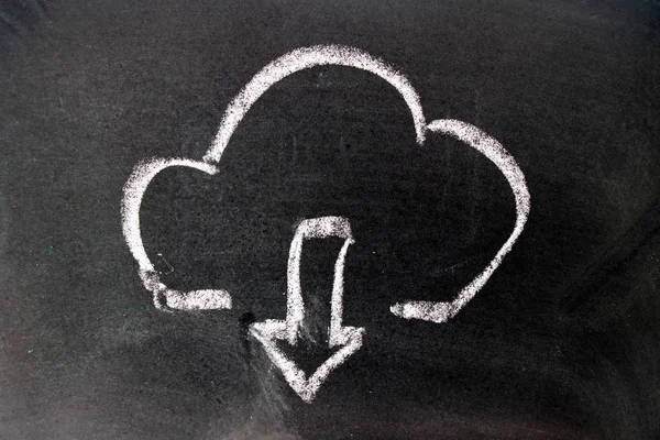 Desenho de giz branco como ícone de seta para baixo e nuvem no fundo da placa preta (Conceito para download de computador em nuvem ) — Fotografia de Stock