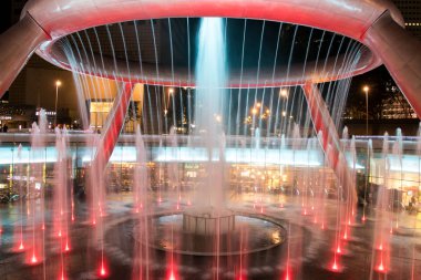 Singapur - 7 Mayıs 2017: Çeşme zenginlik olduğunu Suntec Towers, Singapur'da bulunan ünlü seyahat hedef.