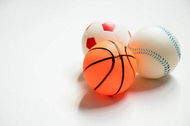 Futbol, beyzbol ve basketbol grup beyaz zemin üzerine yerleştirilir