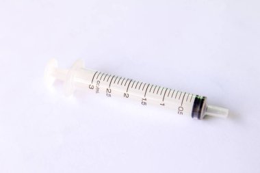 Beyaz arka plan üzerine yerleştirilen şeffaf plastik şırınga 