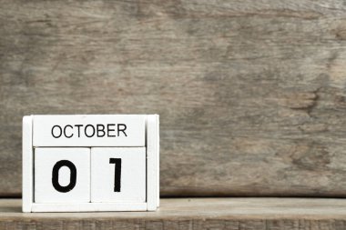 Beyaz blok takvim mevcut Tarih 1 ve ay Ekim ahşap arka plan üzerinde (Güney Kore, cristian uluslararası kahve, silahlı kuvvetlerinde Bayramı Günü) 