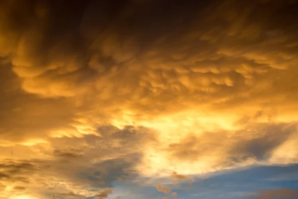 Nuvem amarela bonita com o fundo da luz do sol — Fotografia de Stock