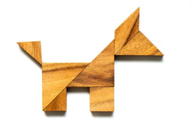 Beyaz arka plan üzerinde köpek şeklinde ahşap tangram bulmacanın