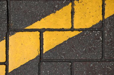 Beton blok zemin üzerine sarı renkli boya