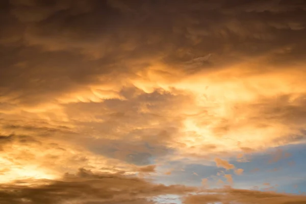 Hermosa nube amarilla con el fondo de luz del sol —  Fotos de Stock
