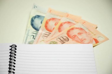 Singapur Doları boş Not defteriyle beyaz Resepsiyon arka plan üzerinde