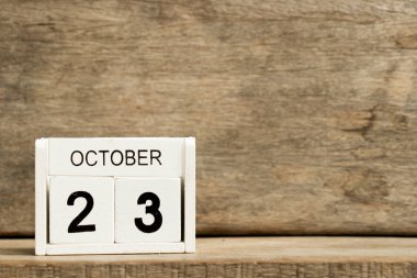 Mevcut Tarih 23 ve ay Ekim ahşap arka plan üzerinde beyaz blok takvim