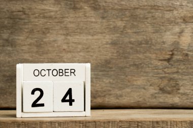 Mevcut Tarih 24 ve ay Ekim ahşap arka plan üzerinde beyaz blok takvim