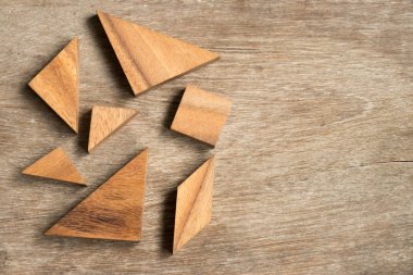 Ahşap arka plan şekli tamamlamak için straggled tangram bulmacanın bekle
