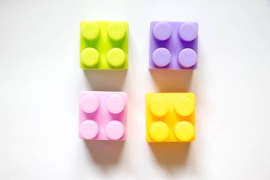 Çoklu kare plastik oyuncak blok beyaz arka plan üzerinde renkli