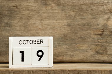 Mevcut Tarih 19 ve ay Ekim ahşap arka plan üzerinde beyaz blok takvim