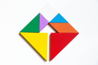 Ok işareti şeklinde beyaz arka planda (iş kavramı yönü, şirket vizyonu veya hedef meydanında renk ahşap tangram bulmaca)