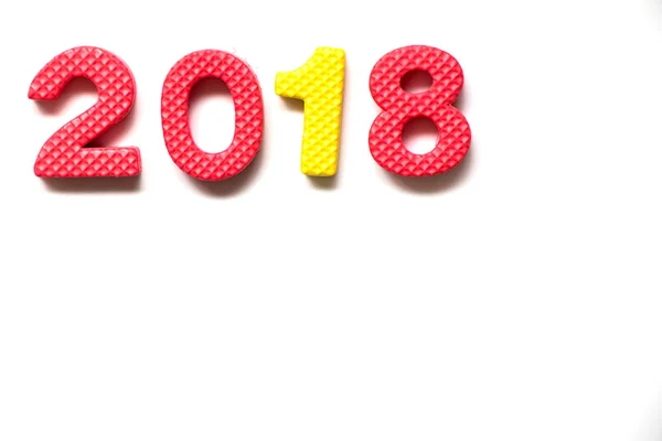 Alfabeto de espuma de juguete en la redacción 2018 sobre fondo blanco (Concepto para la decoración feliz año nuevo ) — Foto de Stock