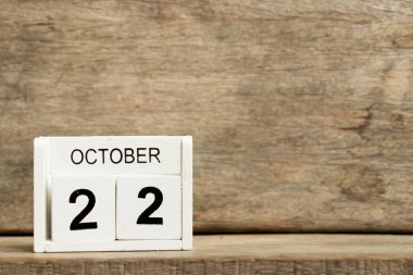 Beyaz blok takvim mevcut Tarih 22 ve ay Ekim tarihinde ahşap arka plan (Uluslararası kekemelik farkındalık günü)