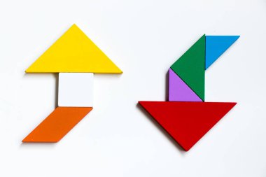 Beyaz arka plan karşı tarafta yön ok şeklinde renk ahşap tangram bulmaca