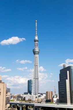 Tokyo, Japonya, Nisan 23,2017 Tokyo skytree, Japonya'da en yüksek kule mavi gökyüzü arka plan ile