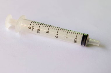 Beyaz arka plan üzerine yerleştirilen şeffaf plastik şırınga 