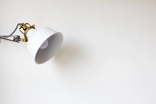 Verstellbare weiße Lampe auf dem Wandhintergrund — Stockfoto