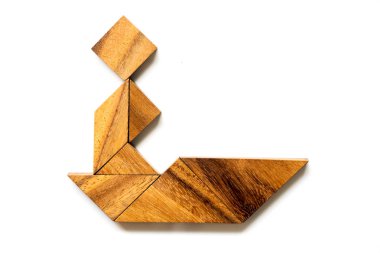 Ahşap tangram bulmacanın adam şekli ile Teknede beyaz arka plan