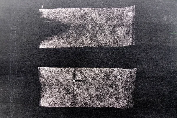Набір гранжевого білого крейдяного художнього пензля у формі квадратної лінії на фоні чорної дошки. Декорування та елемент дизайну — стокове фото