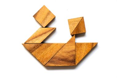 Ahşap tangram bulmacanın çift veya arkadaş şekli ile Teknede beyaz arka plan