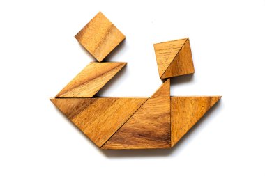 Ahşap tangram bulmacanın çift veya arkadaş şekli ile Teknede beyaz arka plan