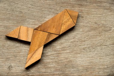 Ahşap tangram bulmacanın roket şekli arka planda (başlatmak için başlangıç, kavram iş veya yeni iş)