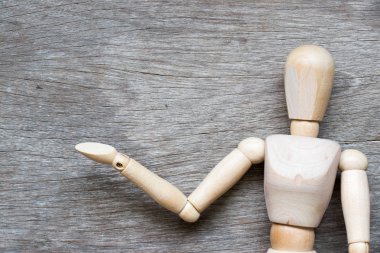 Ahşap arka plan kopya alanı ile ilgili sunum poz adam şekil