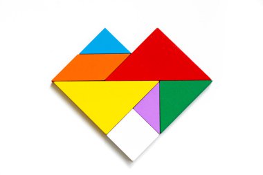 Beyaz arka plan üzerinde kalp şeklinde bulmaca renkli ahşap tangram