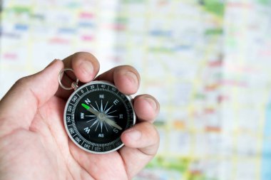 Pusula yönü bulanık harita arka plan ile kontrol etmek için bir dakika dostum
