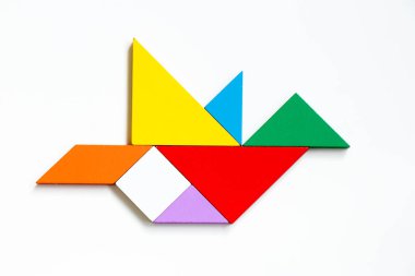 Kuş şekli üzerinde beyaz backg uçan bulmaca renkli ahşap tangram
