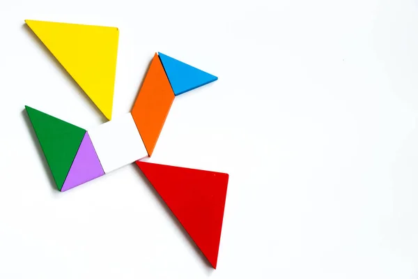 Rompecabezas tangram de madera colorido en forma de ave voladora sobre fondo blanco — Foto de Stock