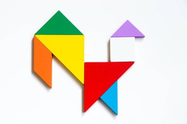 Beyaz arka plan üzerinde tavuk şeklinde bulmaca renkli ahşap tangram