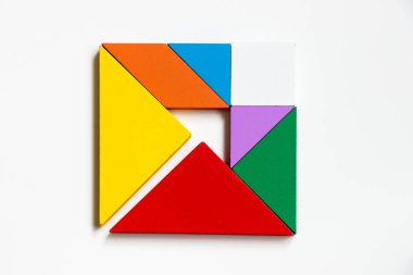 Ok işareti şeklinde beyaz arka planda (iş kavramı yönü, şirket vizyonu veya hedef meydanında Colorwood tangram bulmaca)