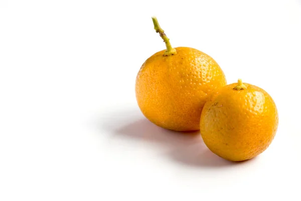 Orange Farbe von Kumquat auf weißem Hintergrund — Stockfoto