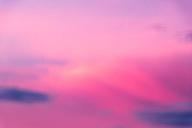 Gün batımından sonra bulutlu güzel bir açık gökyüzü.