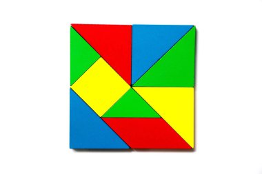 Beyaz arka plan üzerinde geometrik kare şeklinde renkli ahşap oyuncak puzzle