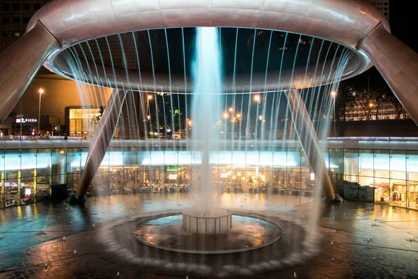 Singapore - 7 mei 2017: Fountain of Wealth is de beroemde reisbestemming gevestigd in Suntec torens, Singapore. — Stockfoto