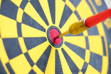 Siyah ve sarı renkli dart tahtası arka plan merkezinde vurmak kırmızı ok ok