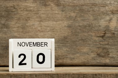 Mevcut tarih 20 ve ay Kasım ahşap arka plan üzerinde beyaz blok takvim