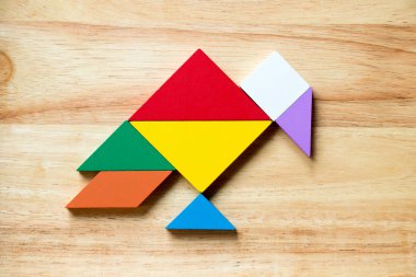 Mevcut tarih 20 ve ay Kasım ahşap arka plan üzerinde beyaz blok takvim