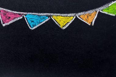 Renkli parti bayrağı siyah arka plan dekorasyon için kopya alanı ile yönetim kurulu veya metin ekleme gibi çizim tebeşir