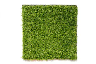 Kare plaka beyaz arka plan üzerinde yapay yeşil çim