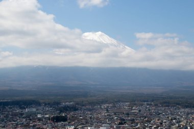 Japonya'da ünlü dönüm noktası mavi gökyüzü arka plan üzerinde beyaz bulut ile Fuji Dağı