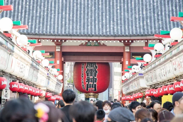 TOKYO, GIAPPONE - 23 APRILE 2017: La folla fa shopping in via Nakamise-dori al Tempio Senso-ji (santuario Asakusa) a Tokyo, Giappone . — Foto Stock