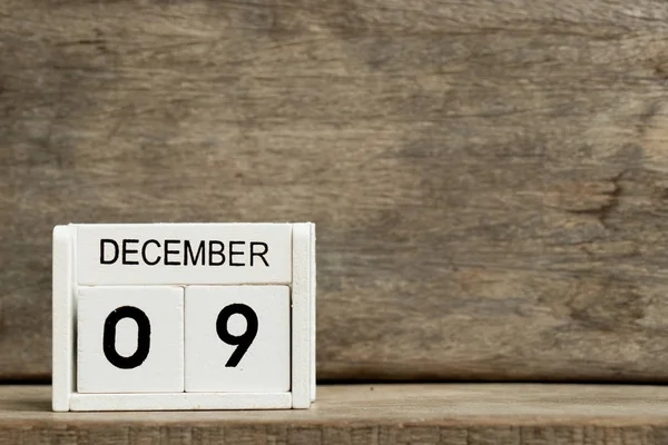 Vit block kalender dagens datum 9 och månaden December på trä bakgrund — Stockfoto
