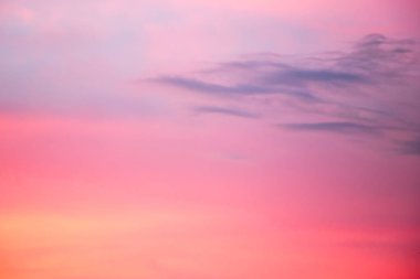 Gün batımından sonra bulutlu güzel bir açık gökyüzü.