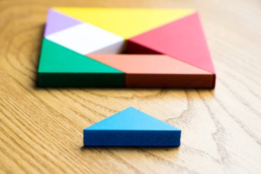 Tangram bulmacanın komple ahşap arka plan üzerinde bekleyin kare şeklinde