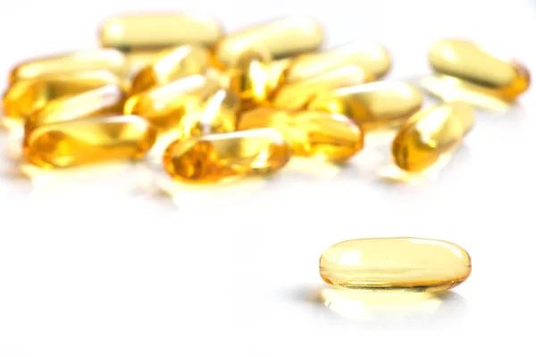 Cápsula de gelatina suave de color amarillo sobre fondo blanco (Concepto de medicina, medicamento, suplemento nutricional ) — Foto de Stock